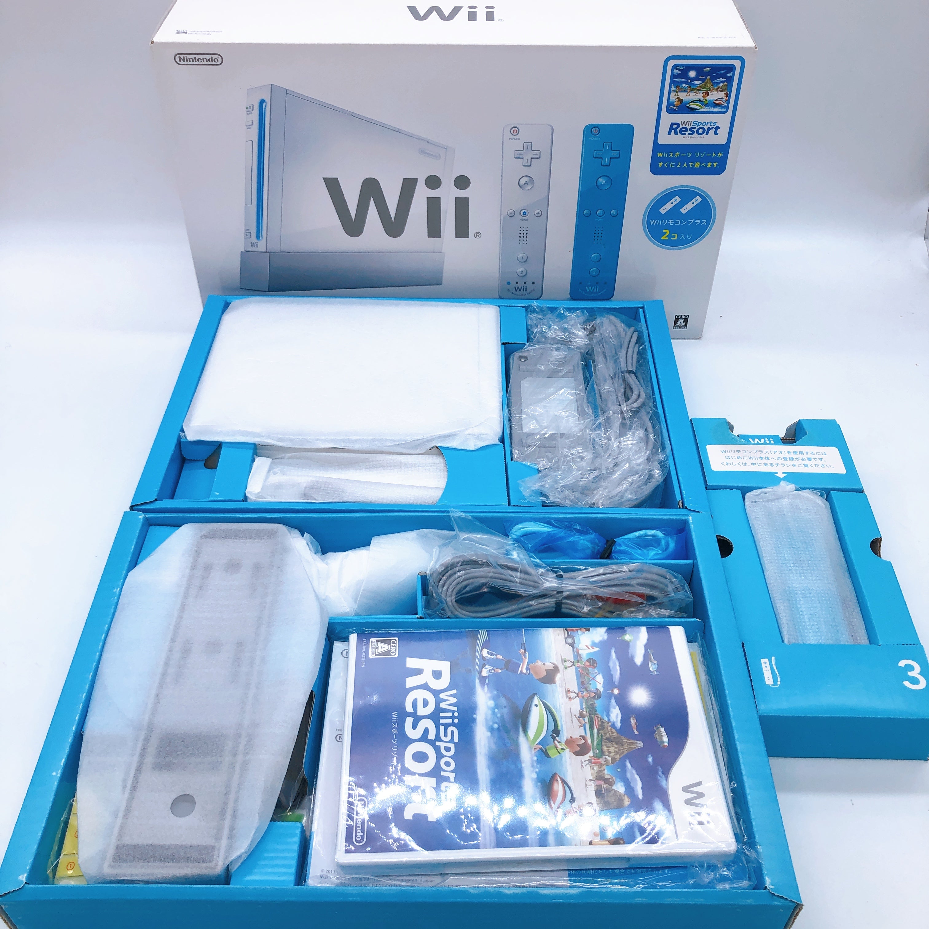 Nintendo Wii Sports Resort Game Console w/ 2 Remote Controls Plus Pack ver White