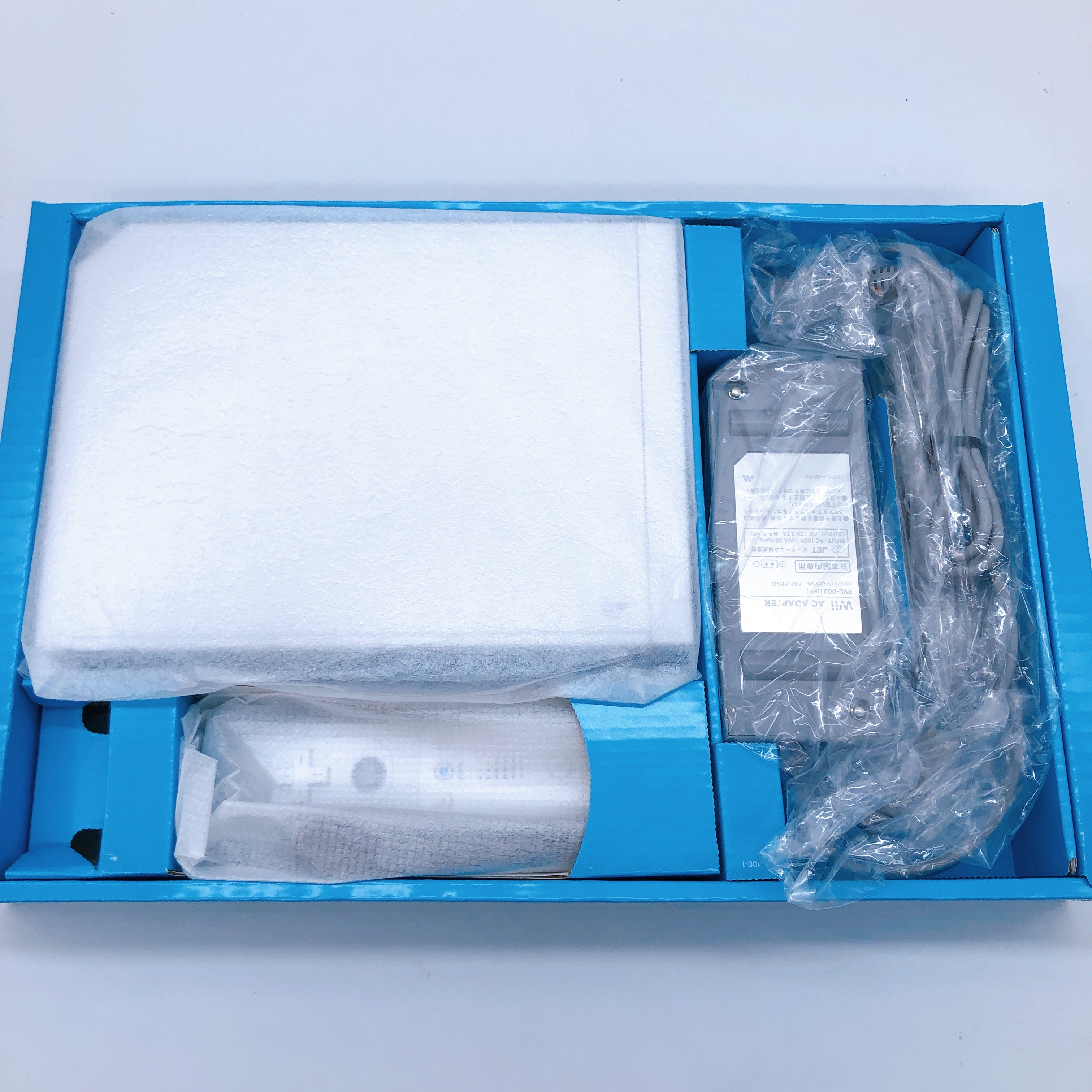 Nintendo Wii Sports Resort Game Console w/ 2 Remote Controls Plus Pack ver White