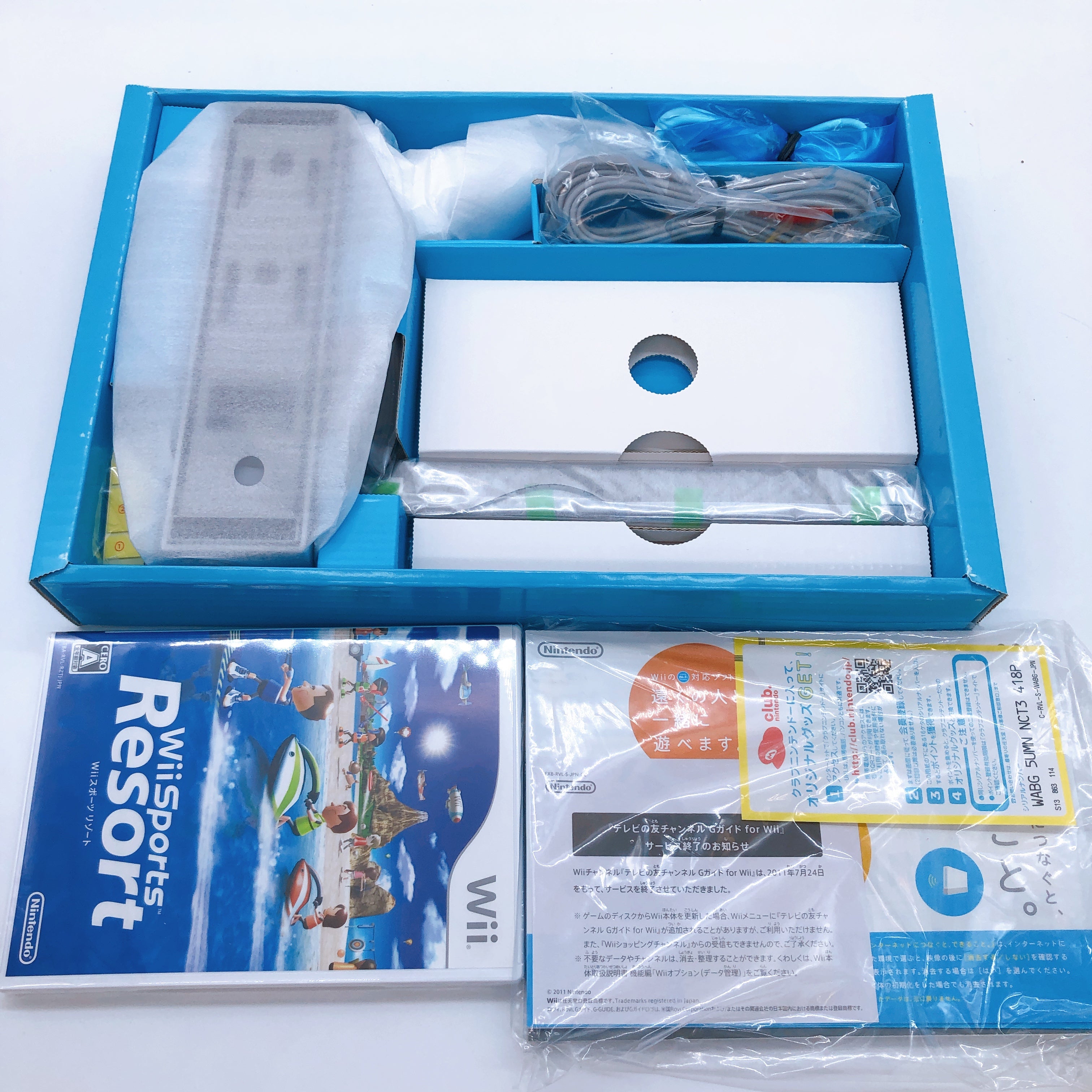Nintendo Wii Sports Resort Game Console w/ 2 Remote Controls Plus Pack ver White