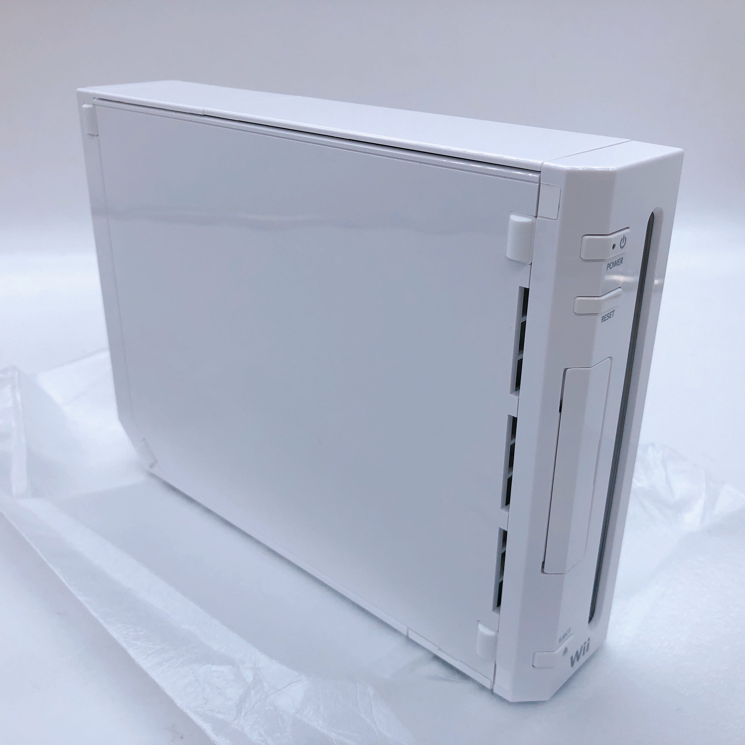 Nintendo Wii Sports Resort Game Console w/ 2 Remote Controls Plus Pack ver White