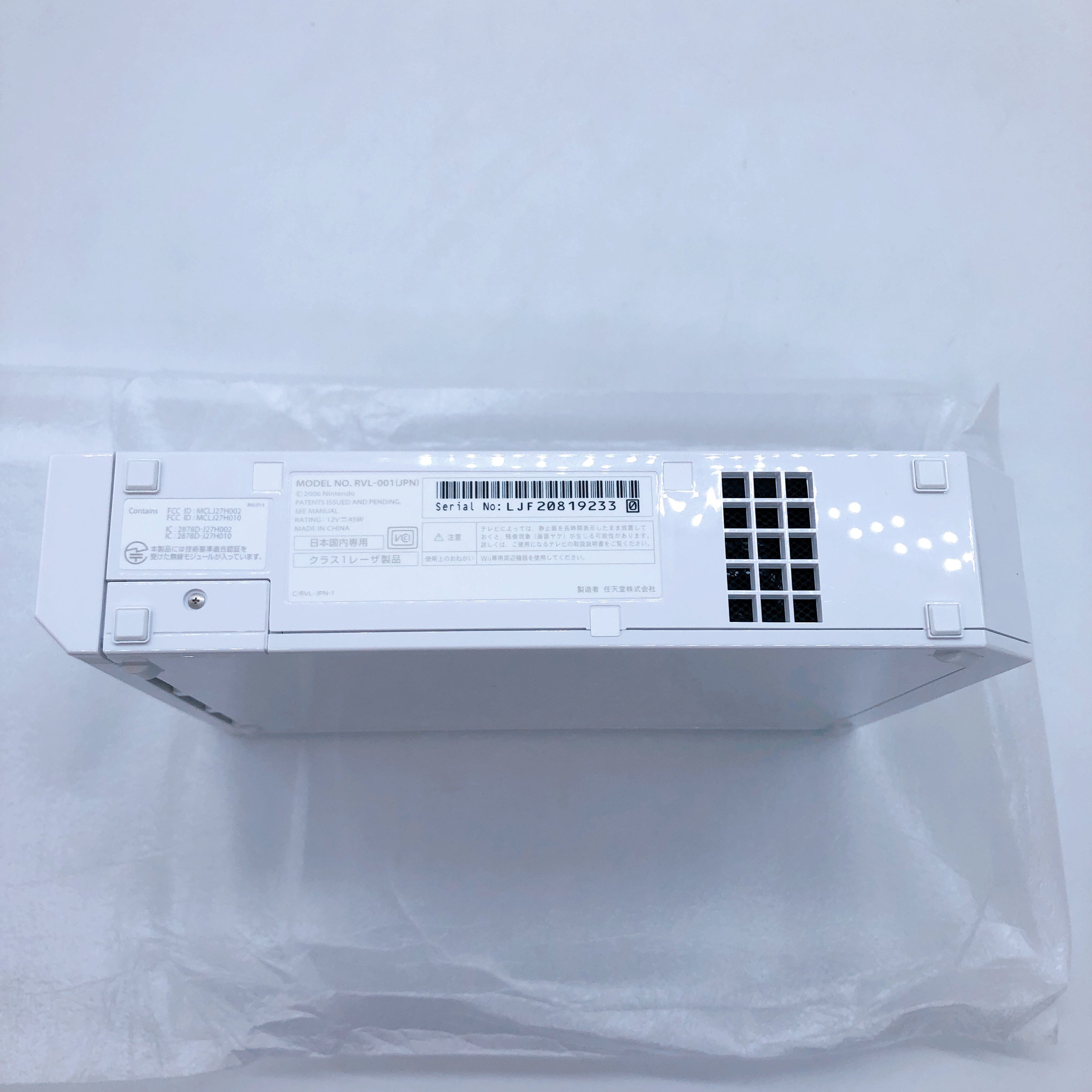 Nintendo Wii Sports Resort Game Console w/ 2 Remote Controls Plus Pack ver White