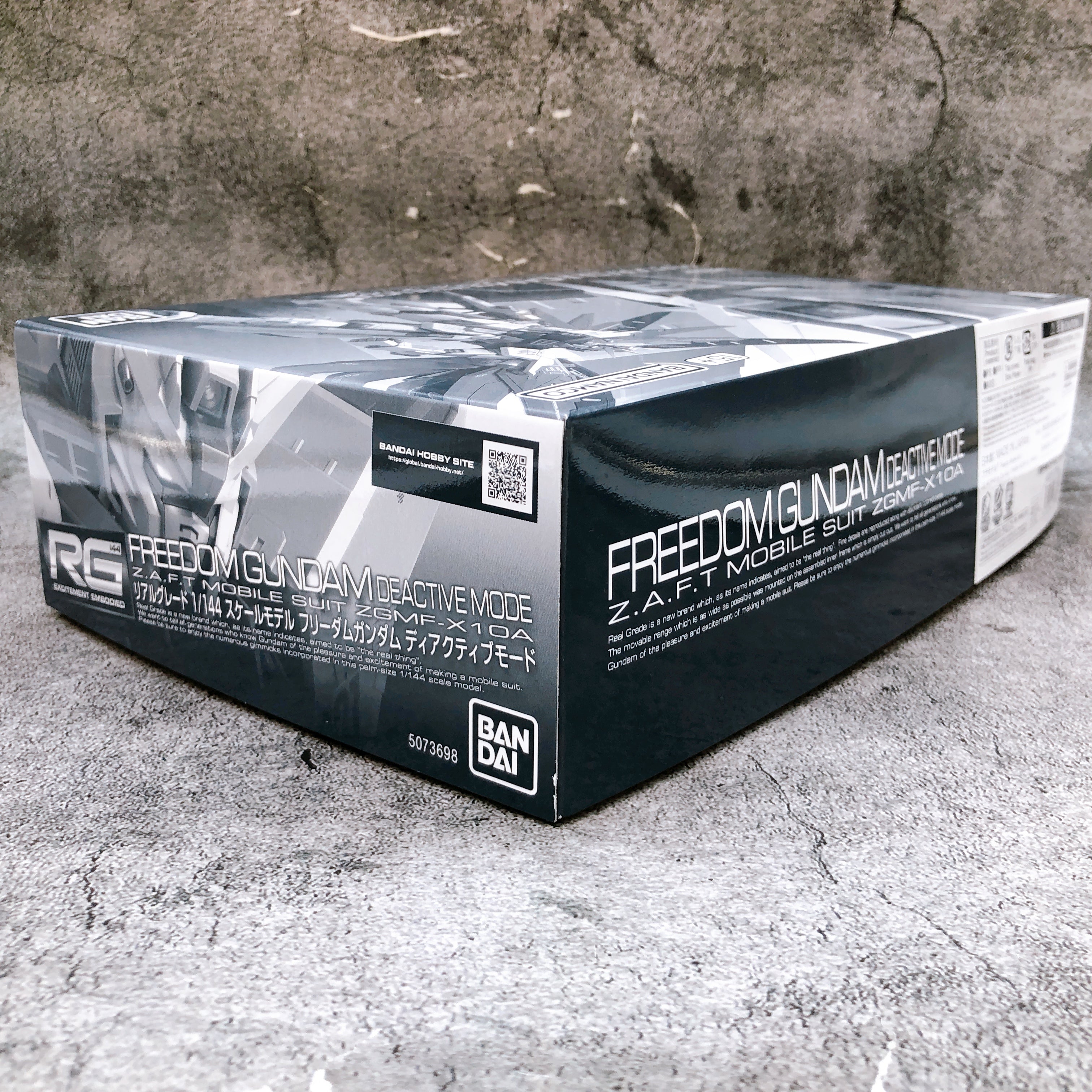 RG 1/144 Freedom Gundam Deactive Mode Gunpla Model Kit Premium Bandai Japan NEW