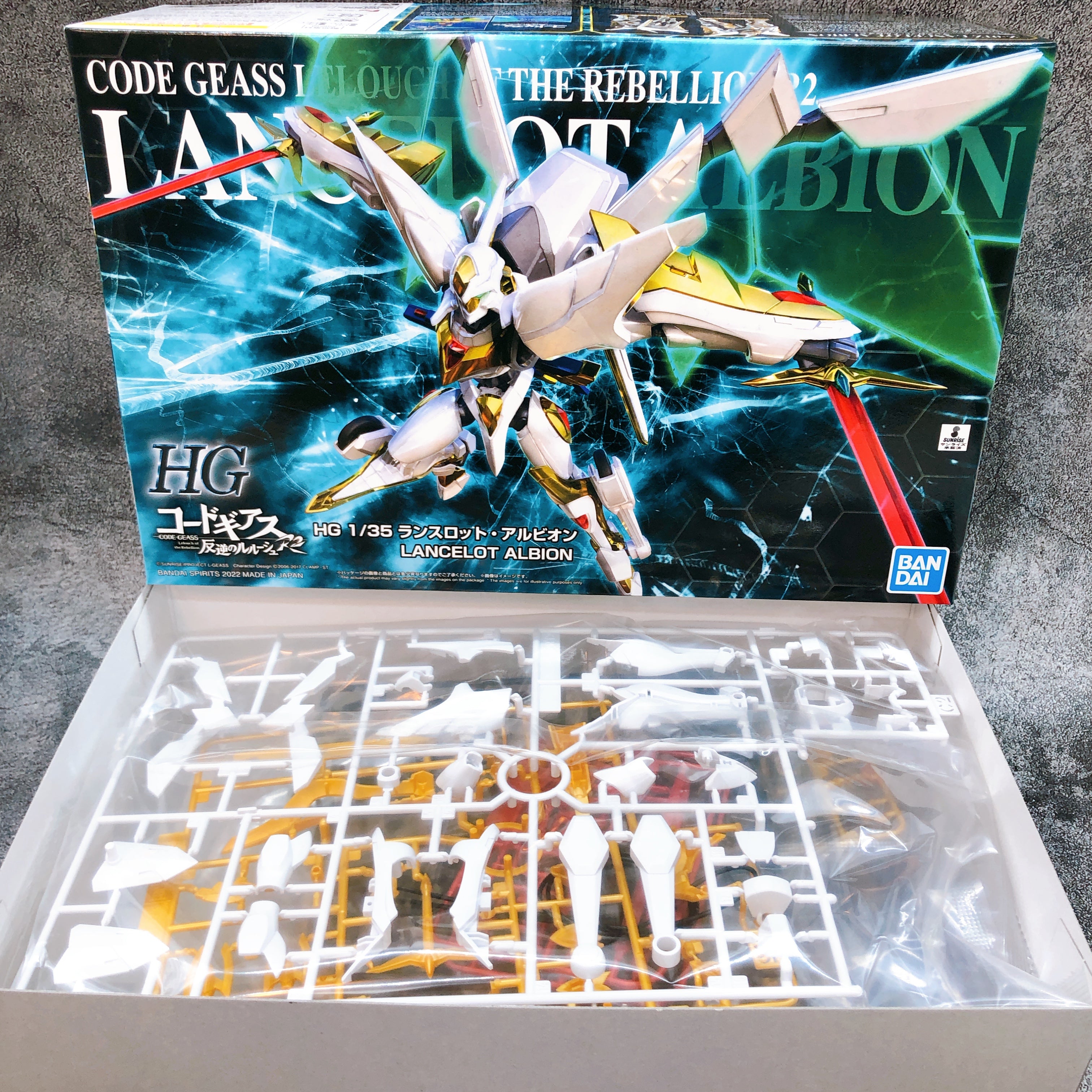 HG 1/35 Lancelot Albion Code Geass R2 Plastic Model Kit Premium Bandai Japan NEW