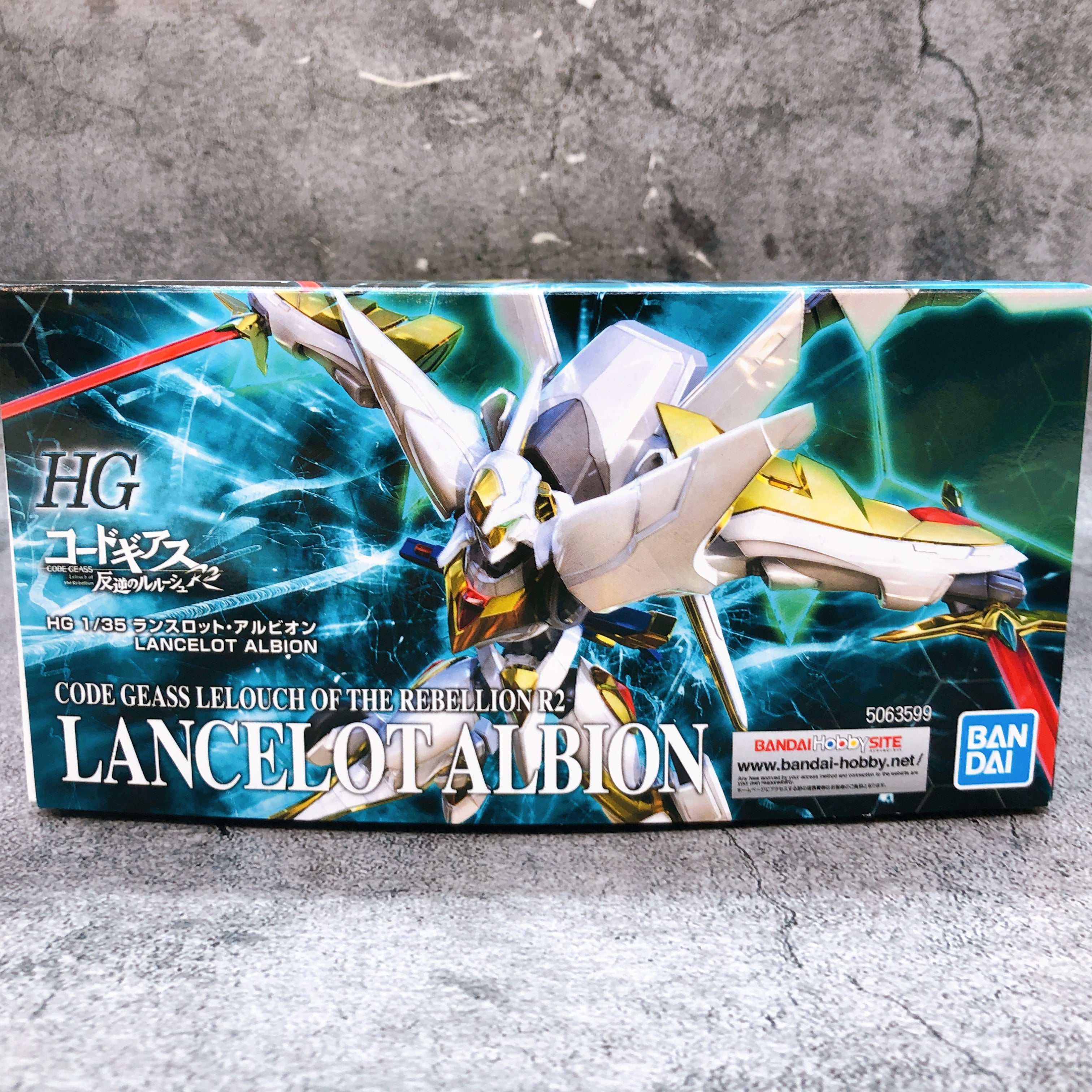 HG 1/35 Lancelot Albion Code Geass R2 Plastic Model Kit Premium Bandai Japan NEW