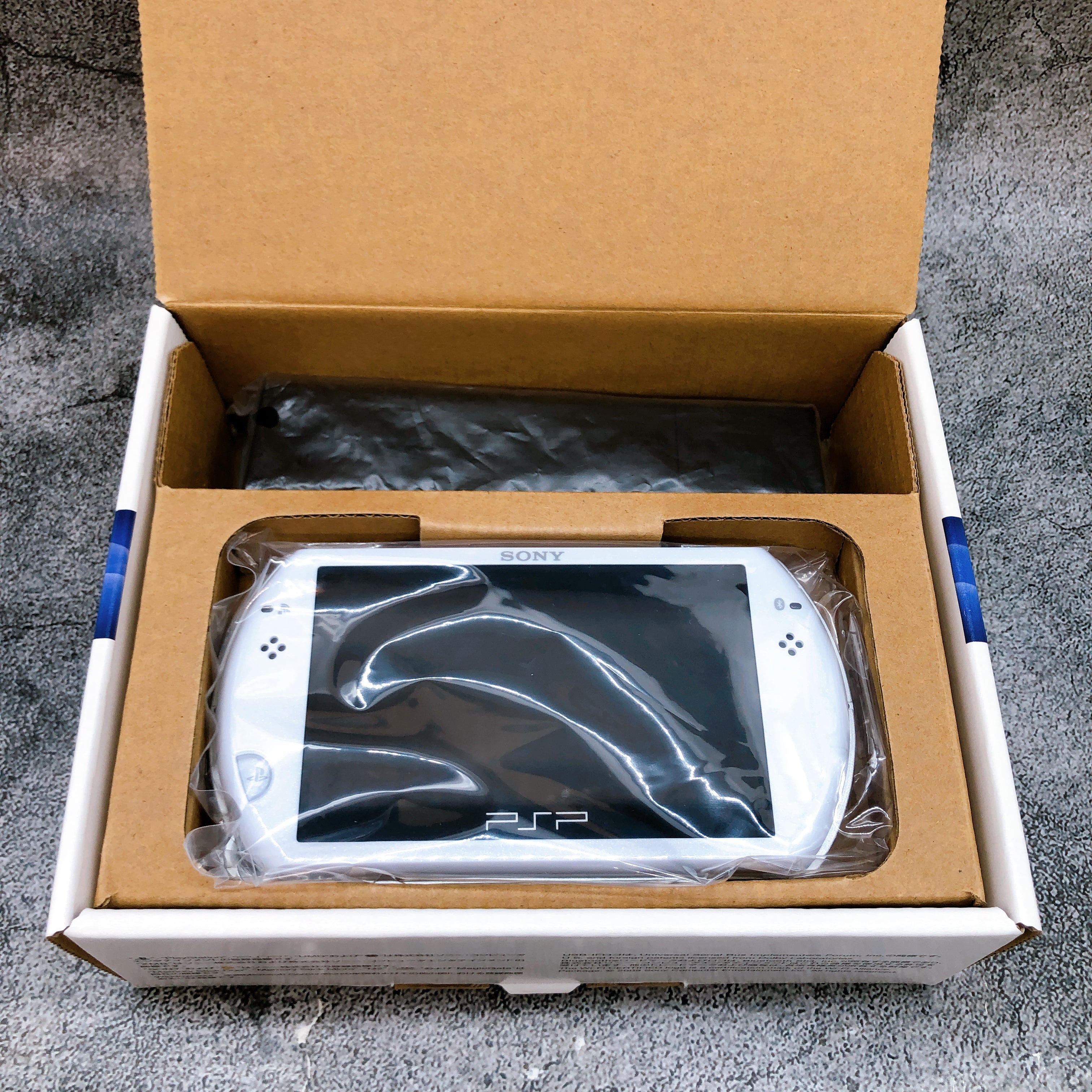 Sony PSP GO PlayStation Portable Pearl White Console PSP-N1000 Boxed in Stock