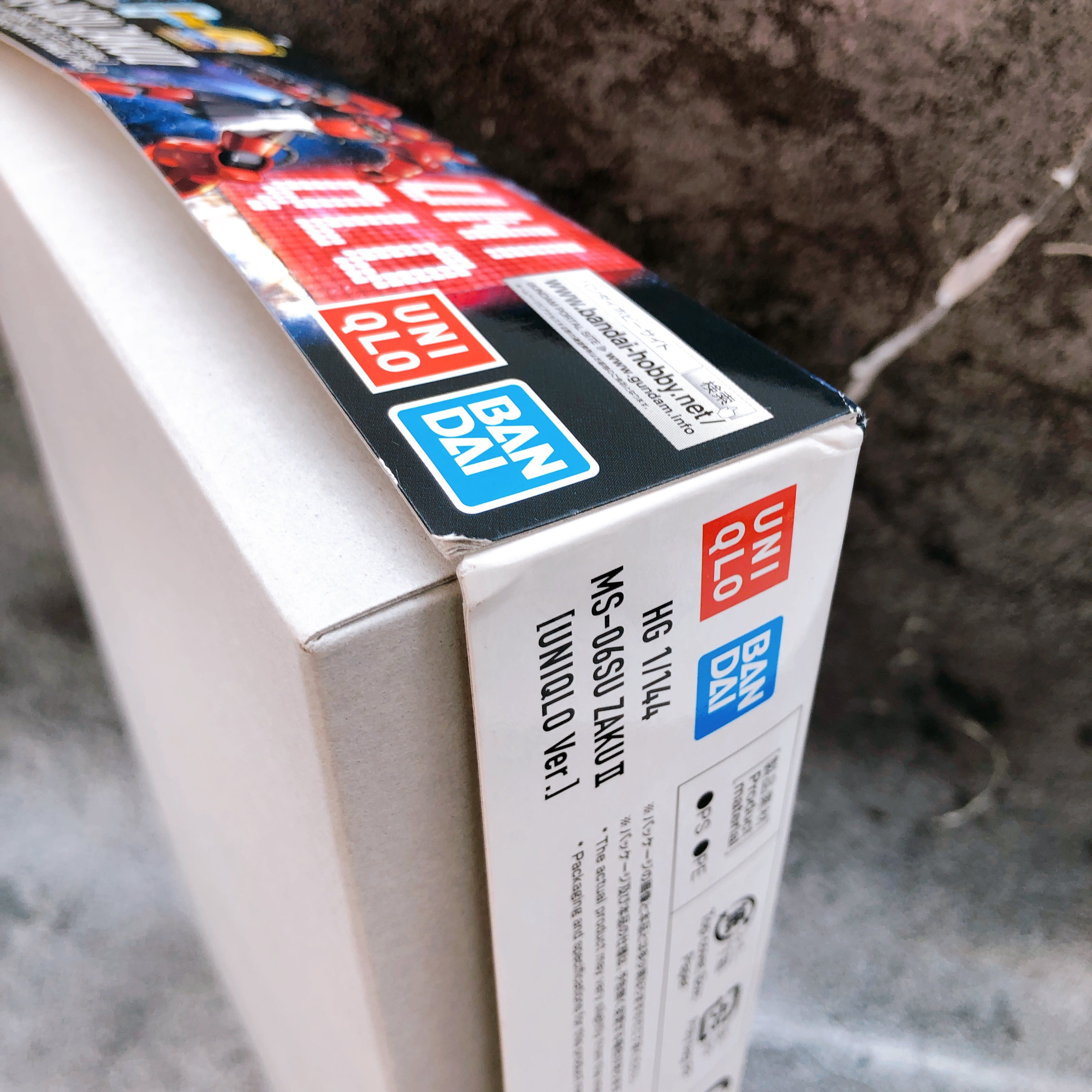 HG 1/144 Gundam UNIQLO Ver. & Zaku II UNIQLO Ver. Set Model Kit 15+ Bandai Japan