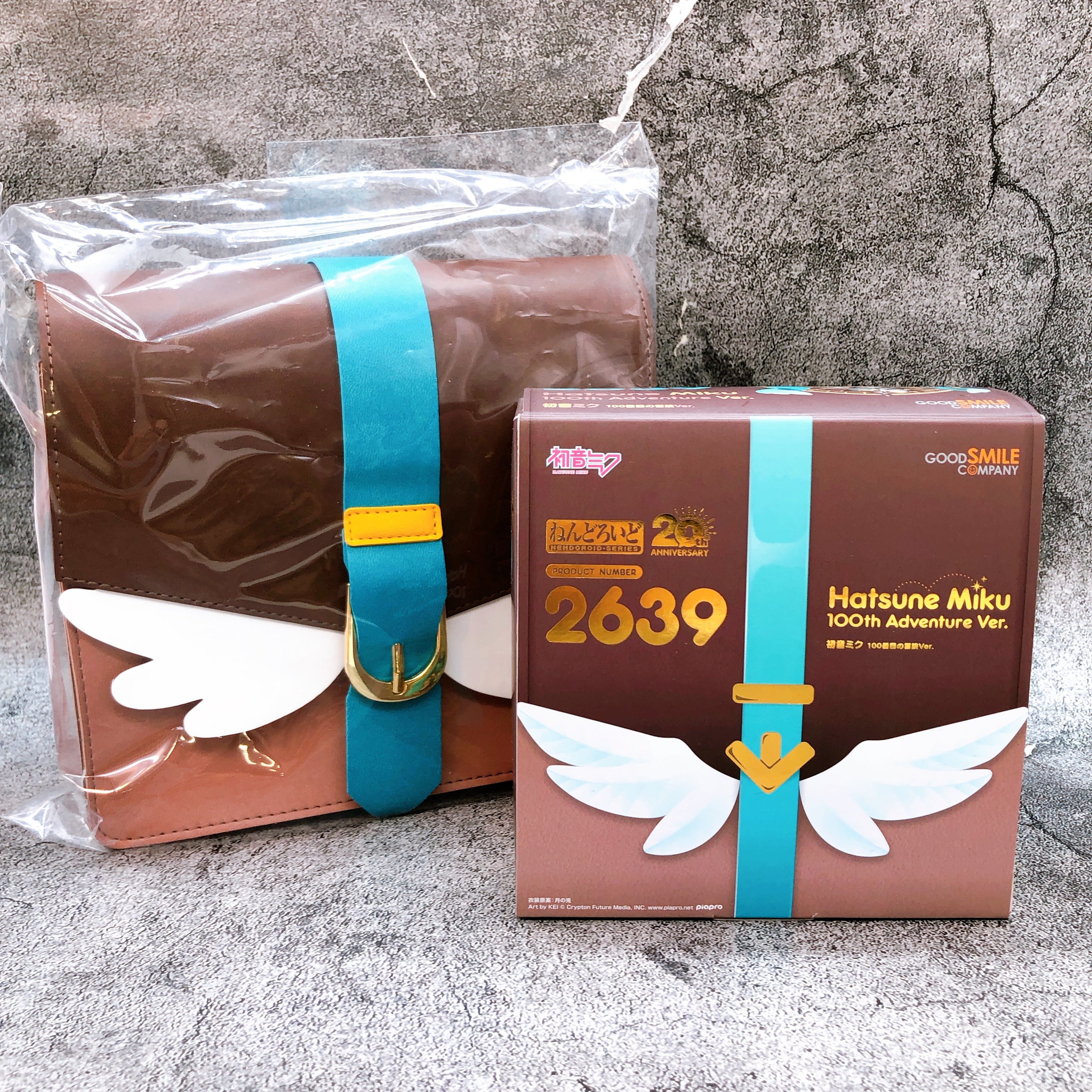 Hatsune Miku 100th Adventure Nendoroid 2639 Action Figure + Travel Pouch Bag SET