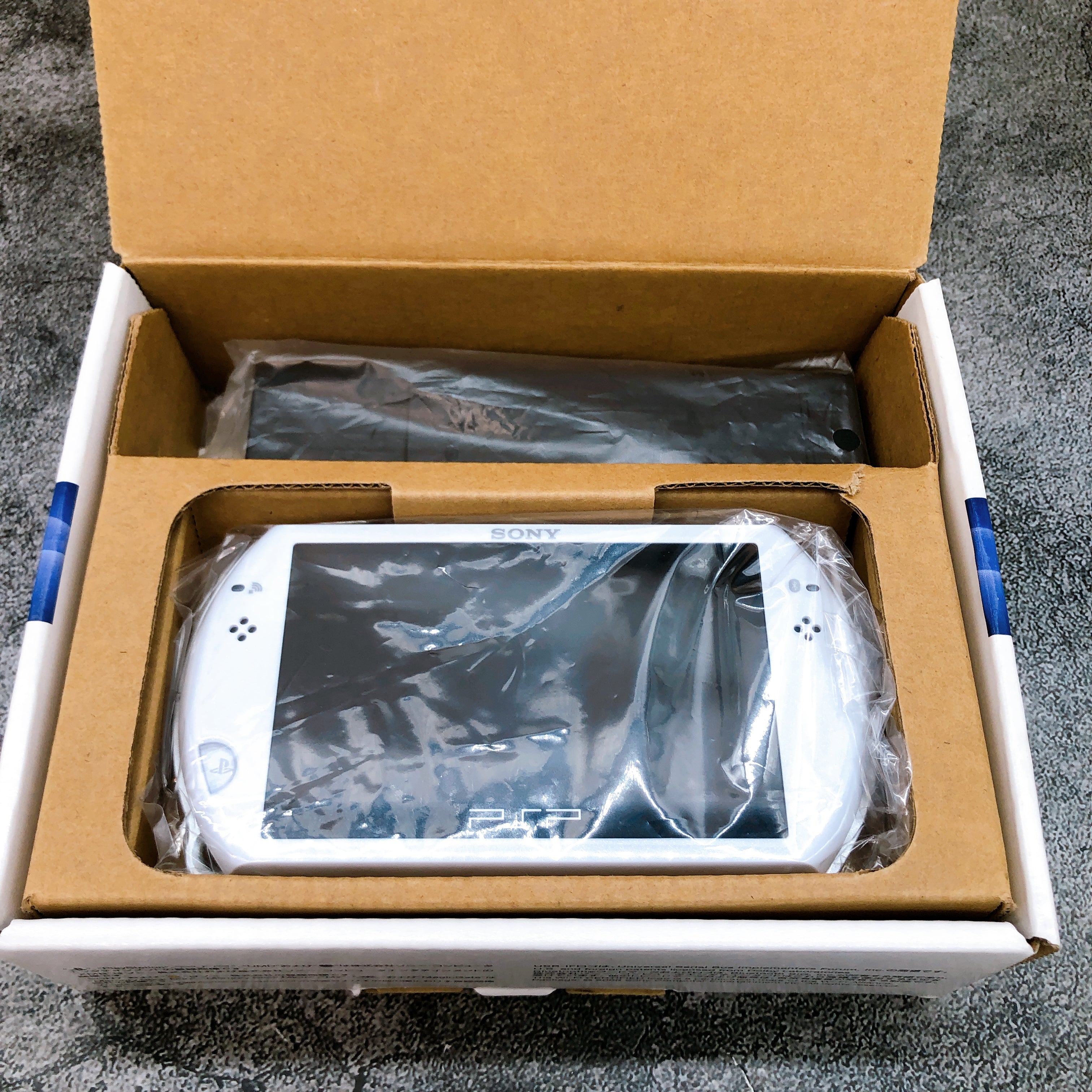 Sony PSP GO PlayStation Portable Pearl White Console PSP-N1000 Boxed in Stock