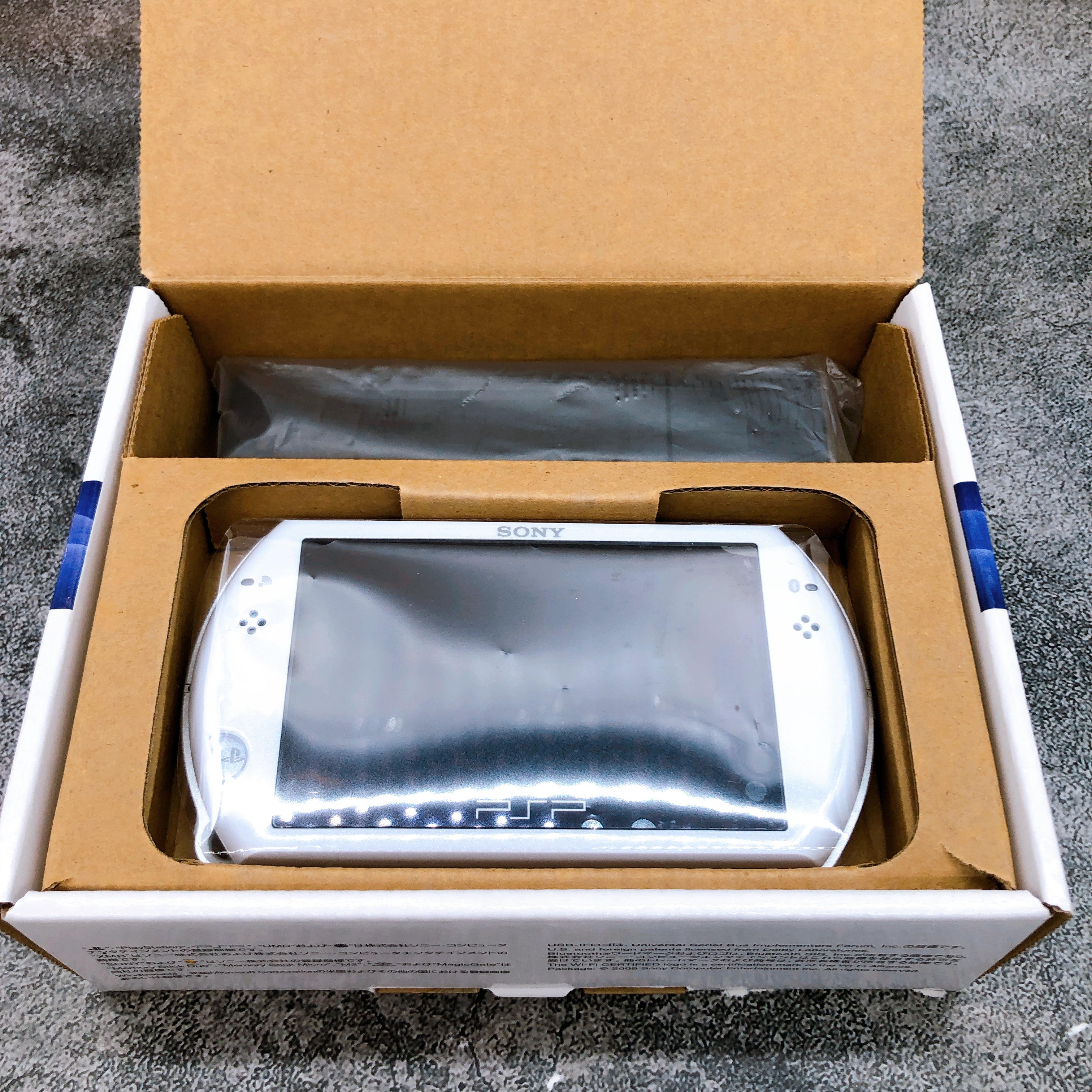Sony PSP GO PlayStation Portable Pearl White Console PSP-N1000 Boxed in Stock