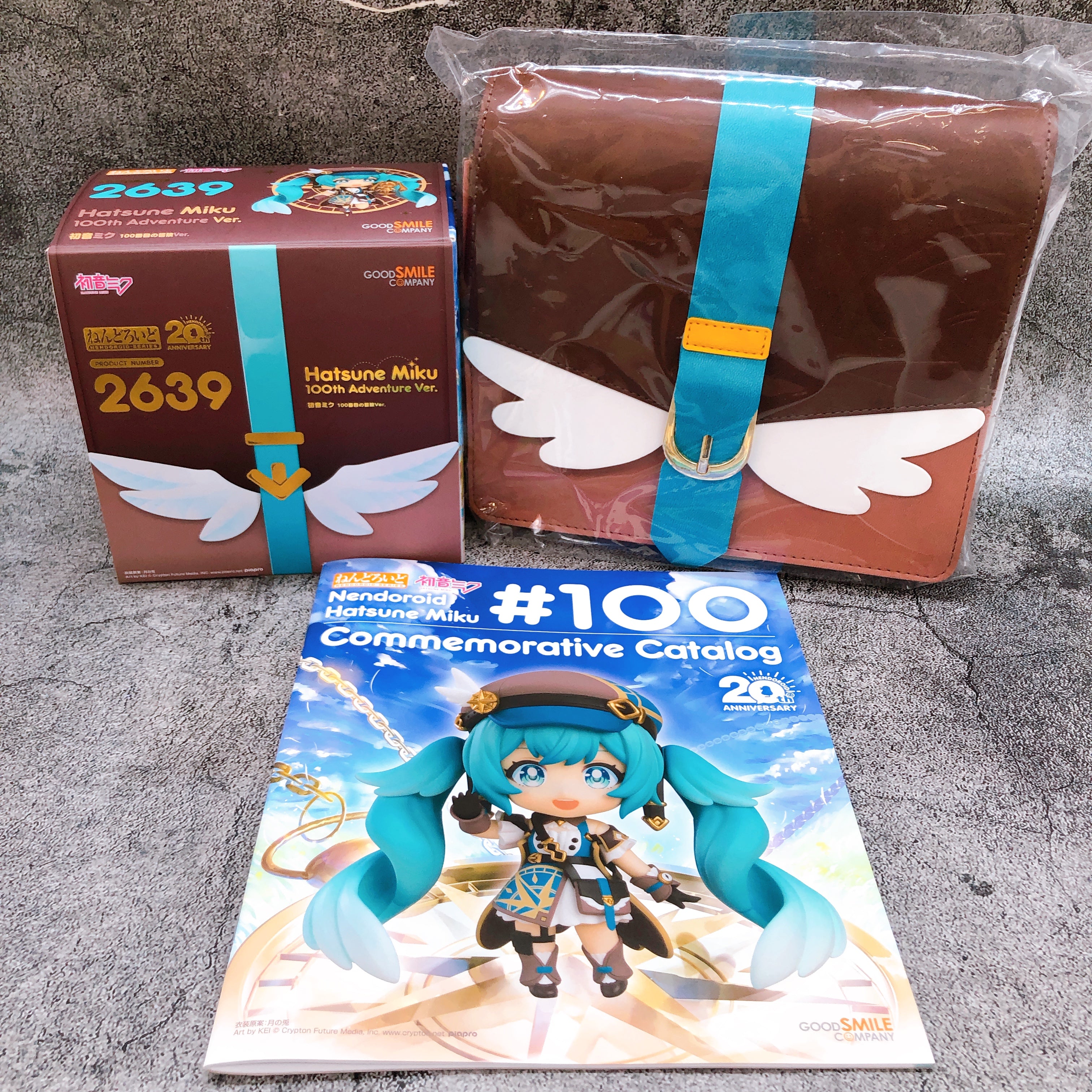 Hatsune Miku 100th Adventure Ver. Nendoroid 2639 Figure & Pouch & Catalog SET