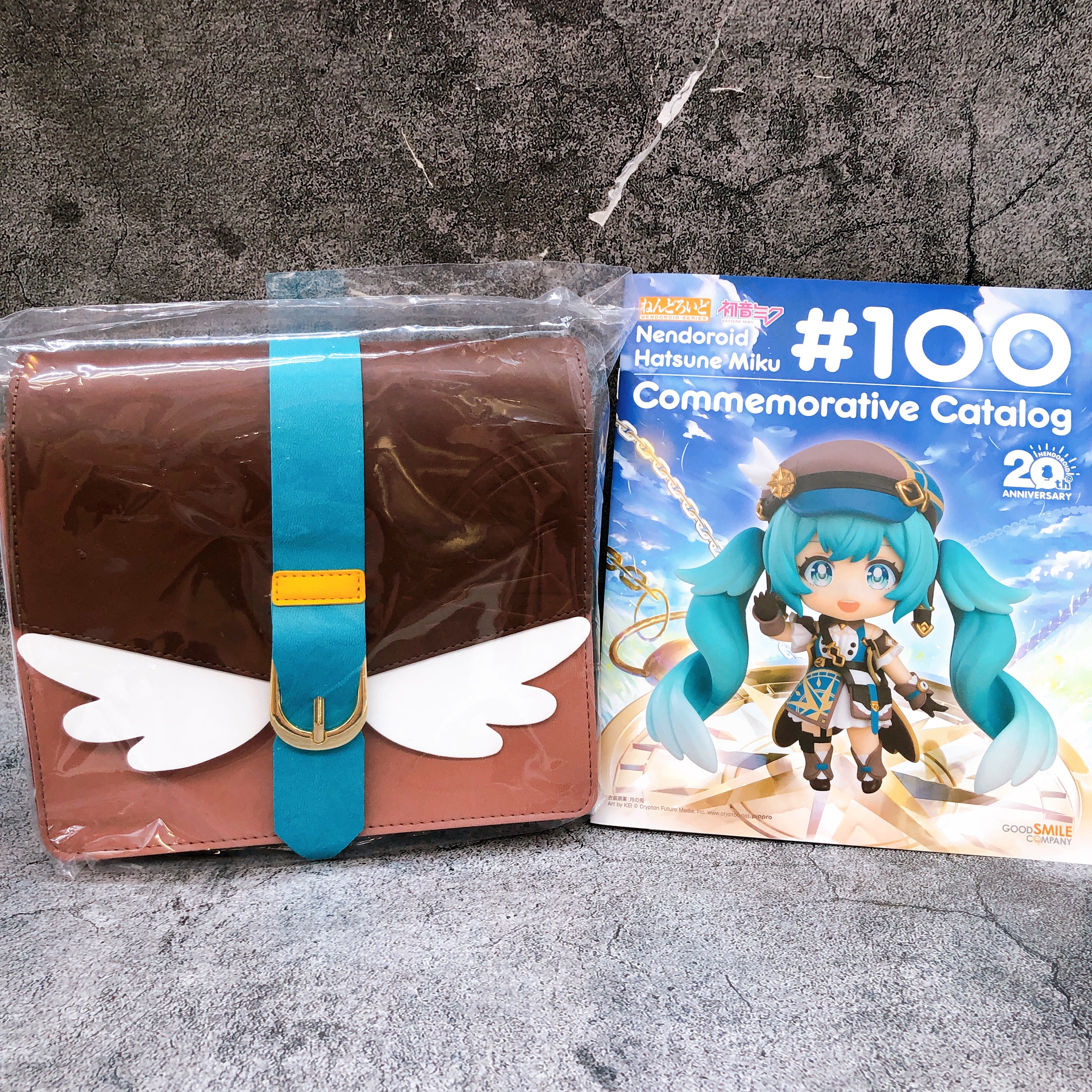 Hatsune Miku 100th Adventure Ver. Nendoroid 2639 Figure & Pouch & Catalog SET
